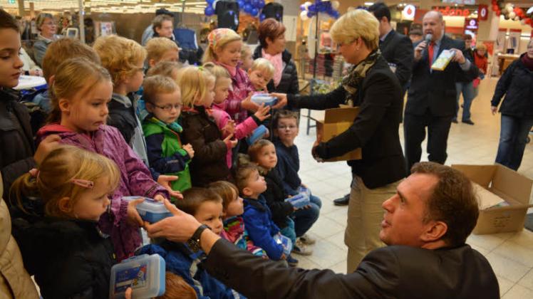 Verteilten gestern im Güstrower Sky-Markt kleine Geschenke an die Kinder der Kita „Klimperkiste“: Sozialministerin Birgit Hesse und Coop-Vorstand Thorsten Tygges.  