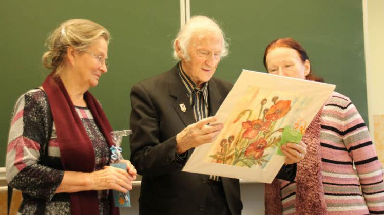 Janusz Kahl mit einem Geschenk der Schüler der Ludwigsluster Lennéschule in der Hand. Mit auf dem Foto sind Urszula Spinkiewicz und Inge Wandersee (r.).