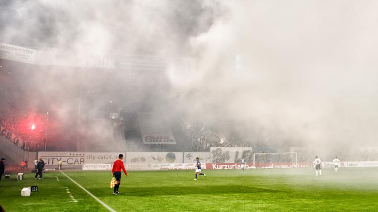 Qualmschwaden nach Pyro-Einlagen der Fans bei der Partie Hansa gegen den 1. FC Magdeburg machten ein Spiel unmöglich. Verhalten wie dieses hat nun Folgen für den Verein.