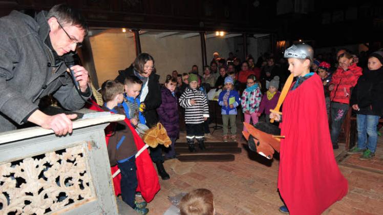 In der Kirche begleitete Heilerzieher Jörn Michaelis die Kinder bei ihrem Auftritt zum Martinsfest.
