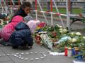 Trauernde Kinder nach den Anschlägen in Paris. Auch hierzulande sind Kinder und Jugendliche von den Ereignissen verunsichert.