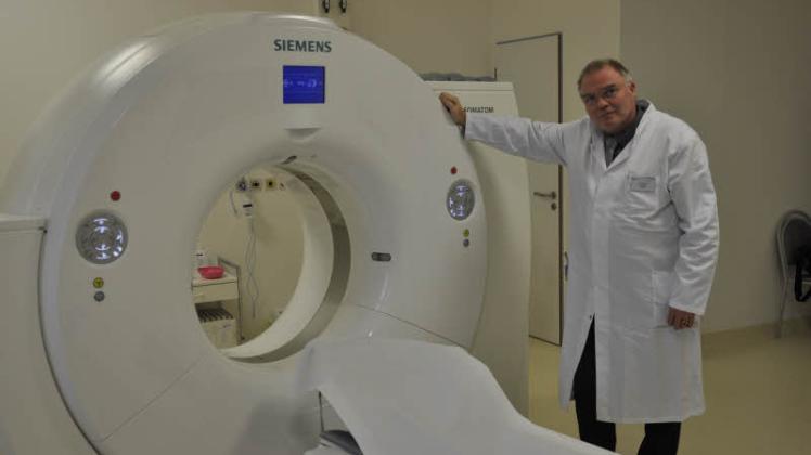 Klaus Schulze, Chefarzt der Radiologie, mit dem neuen Computertomographen.