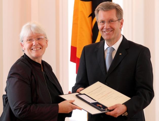 Ex-Bundespräsident Christian Wulff verleiht Wilcken am 6. September 2010 den Verdienstorden der Bundesrepublik.