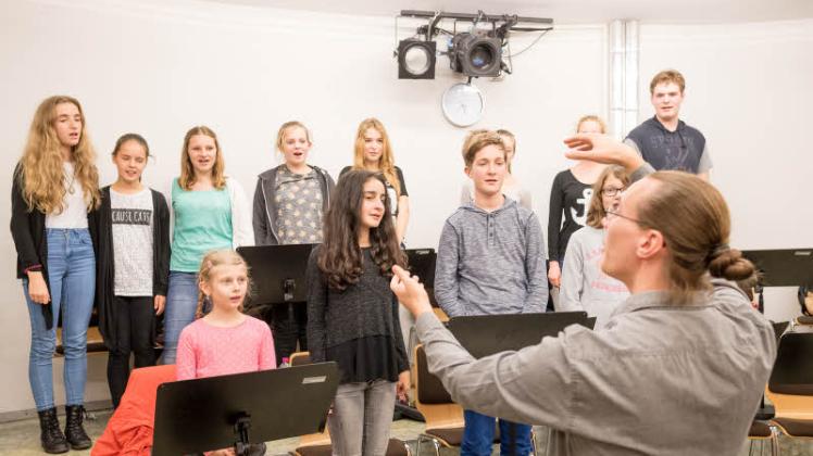 Musikalische Nachwuchsförderung: Chorleiter Dmitry Krasilnikov unterrichtet junge Sänger zwischen 6 und 19 Jahren im Kinderchor der Rostocker Singakademie.  
