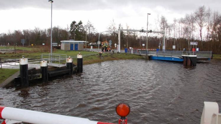 Hochwasser im Nord-Ostsee-Kanal: Das Bild zeigt Breiholz im vergangenen Jahr. Das Zusammentreffen mehrerer Faktoren ist für die Situation verantwortlich.