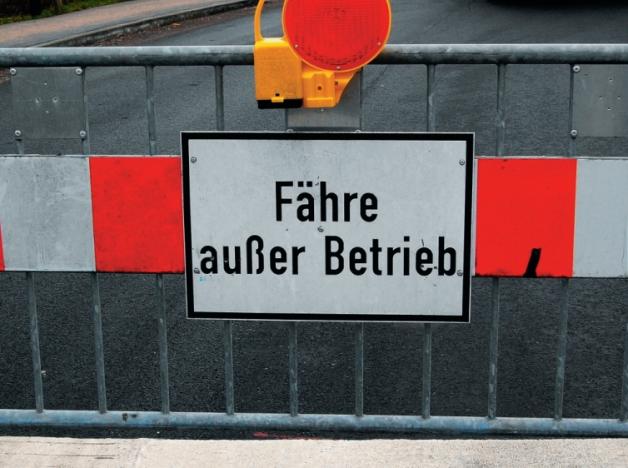 Ein Schild, das Autofahrer nicht gerne sehen. Bei Hochwasser ist die Fähre allerdings in Betrieb, transportiert aber nur Fußgänger und Radfahrer. Ein Schild, das Autofahrer nicht gerne sehen. Bei Hochwasser ist die Fähre allerdings in Betrieb, transportiert aber nur Fußgänger und Radfahrer.