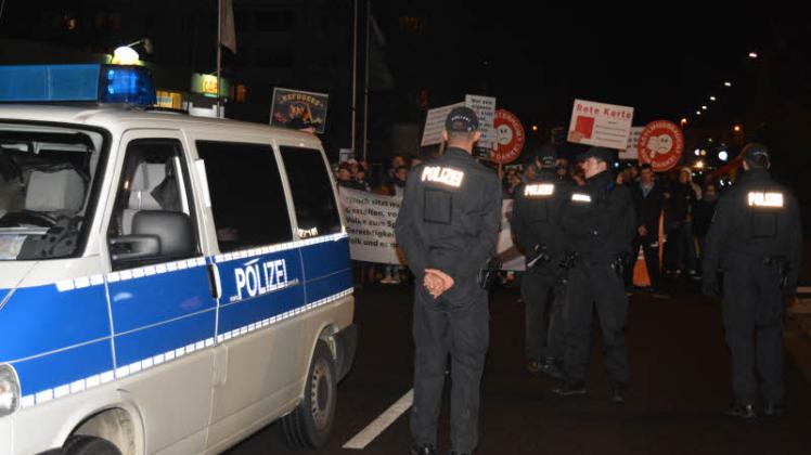 Aufmarsch der Rechtsextremen gestern Abend in Güstrow. In der Elisabethstraße und auf dem Markt gab es Kundgebungen. 