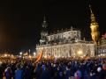 Teilnehmer einer Kundgebung des Bündnisses Pegida (Patriotische Europäer gegen die Islamisierung des Abendlandes) auf dem Theaterplatz in Dresden (Sachsen). 