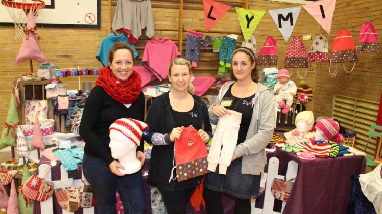 Warme Kleidung für Kinder und Erwachsene haben Maren Succo (von links), Michaela Schmeding und Lydia Glindmeier angeboten.  
