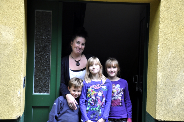 Erzieherin Peggy Heyer mit Gunnar, Lea und Leonie von der Wohngruppe „Die Schwäne“ im Kinderdorf Sigrön  