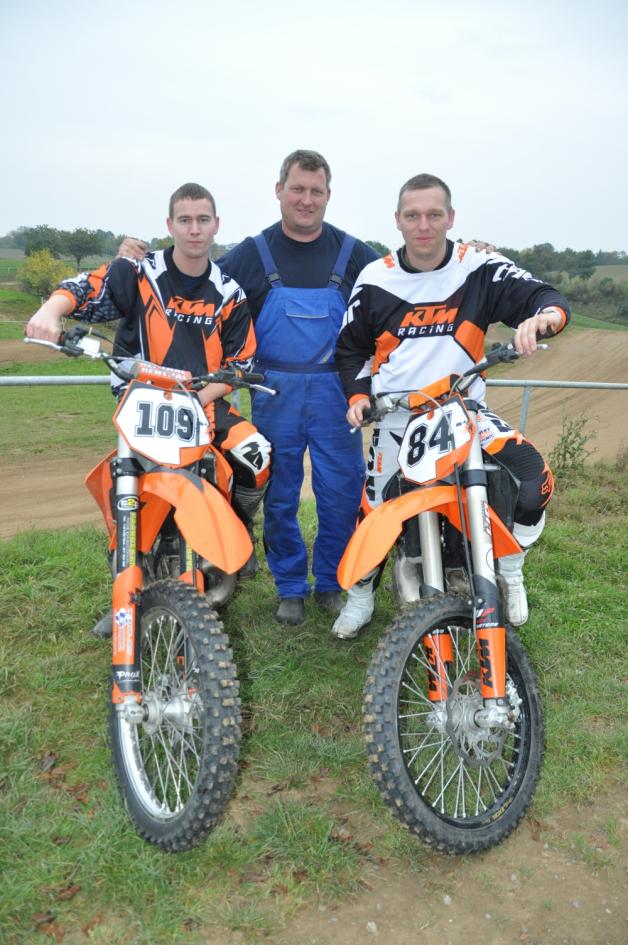 Motocross über alles: Clubchef Roberto Kiel (M.) mit den beiden Fahrern Michael Dahlke (r.) und Phillip Raschke