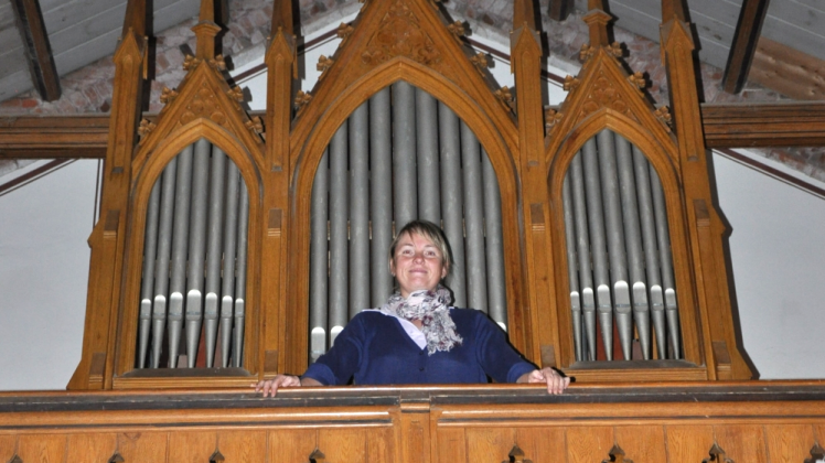 Marita Spatzier auf der Orgelempore der Kirche in Burow   