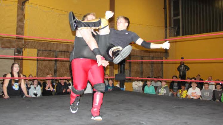 „Golden Boy“ Colt Sievers (re.) besiegte im BCW X-Plosion Titelkampf den von den Zuschauern wenig geliebten Dave Danielson.
