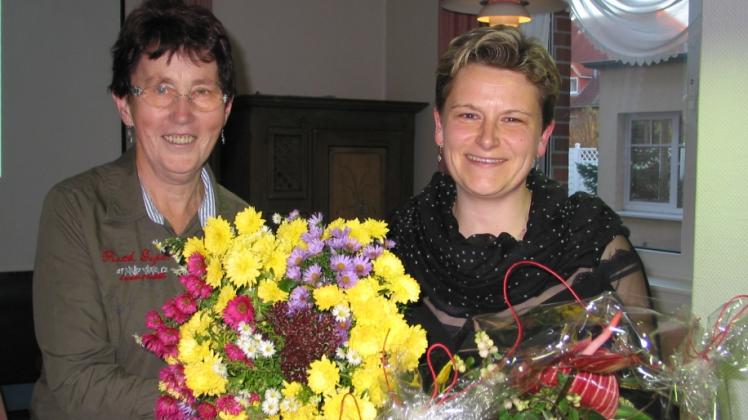 Gisela Königsmann (l.) war es wie den anderen Teilnehmern der Schulung ein Bedürfnis, sich bei Susanne Müller vom Helferkreis Parchim der Comtact GmbH zu bedanken. Sie leitete einfühlsam und kompetent die Fortbildung.