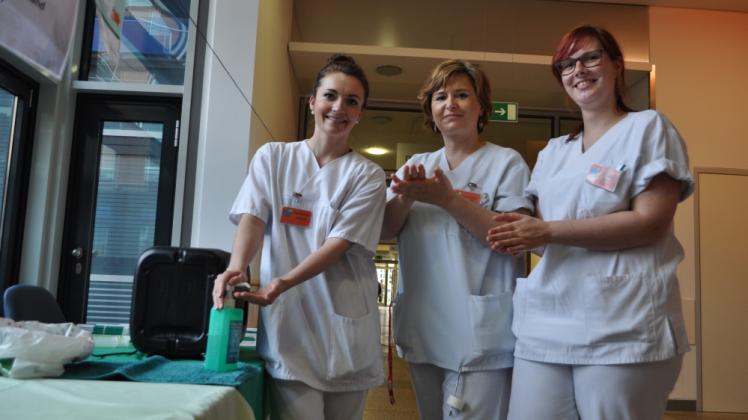Wie wichtig Handhygiene nicht nur in der Herzchirurgie ist, wissen die Krankenpflege-Schwestern Juliane, Susann und Janine (v. l.).