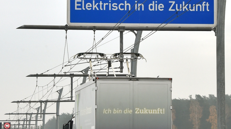 Mit Strom aus der Oberleitung fährt ein LKW auf der Teststrecke in Groß Dölln.