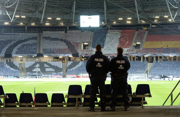 Vier Tage nach den Terrorattacken in Paris ist das Fußball-Länderspiel zwischen Deutschland und den Niederlanden in Hannover nach Hinweisen auf einen möglichen Anschlag kurz vor Anpfiff abgesagt worden. Es gebe einen Hinweis auf ein Attentat, der ernst genommen werden müsse, erfuhr die Deutsche Presse-Agentur am Dienstagabend aus Sicherheitskreisen in Berlin.