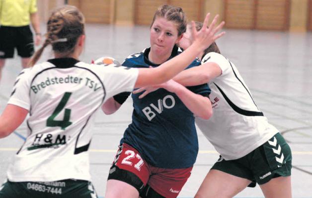Ann Elen Scharpeter nimmt es mit zwei Abwehrspielerinnen des Bredstedter TSV auf.