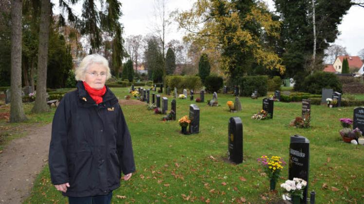 Pflegeleicht: Ingeborg Timm vom Friedhofsausschuss zeigt die Rasengrabanlage. Hier können auch Nachbarplätze z.B. für den Ehepartner reserviert werden. Fotos: Regina Mai 