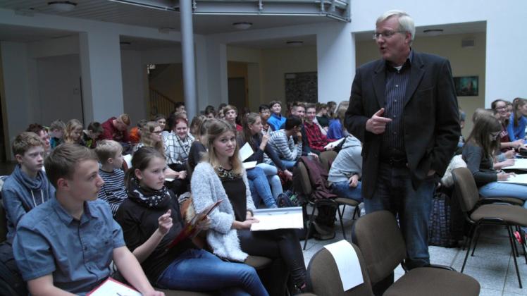 Schülerinnen und Schüler im Gespräch mit Professor Gert Morscheck von der Universität Rostock Fotos: Monika maria Degner 
