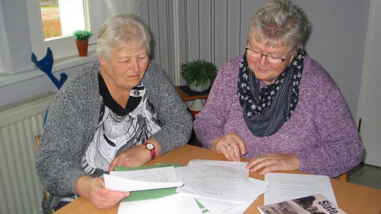 Barbara Weigelt und Edda Schulz gestalten am 27. November den ersten Parchim-liest-Abend in ihrem Heimatdorf Slate.   