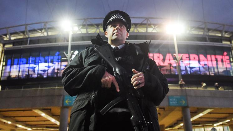 Ein Polizist vor dem Wembley Stadion in London. Nach den Terroranschlägen in Paris gelten auch für Fußballspiele erhöhte Sicherheitsmaßnahmen.