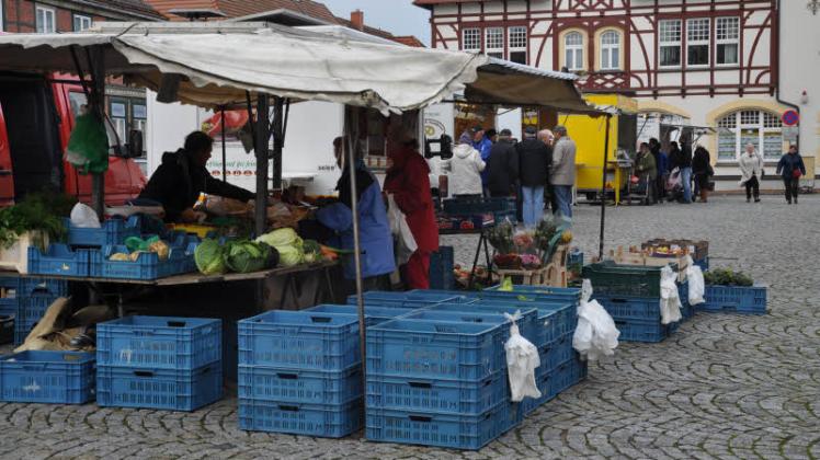 Der Markttag in Sternberg fiel gestern kleiner aus – das Sturmtief hielt sowohl Händler als auch Kunden ab.  Fotos: Rüdiger Rump 
