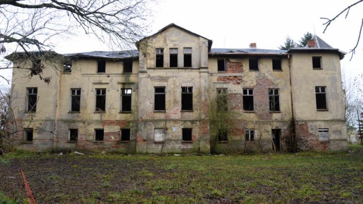 Rund 200 Jahre ist das Löwitzer Gutshaus alt und nach Jahren des Leerstands in einem katastrophalen Zustand.