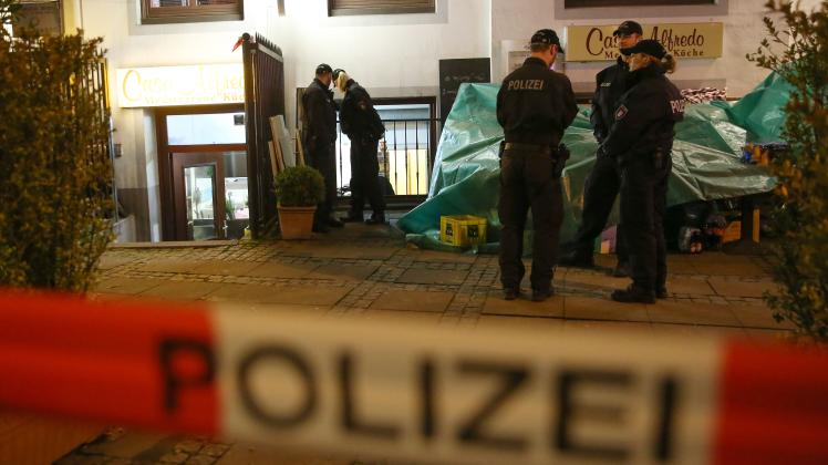 Polizisten vor einem mediterranen Restaurant in Hamburg-St. Georg. Dort wurde eine Leiche gefunden.