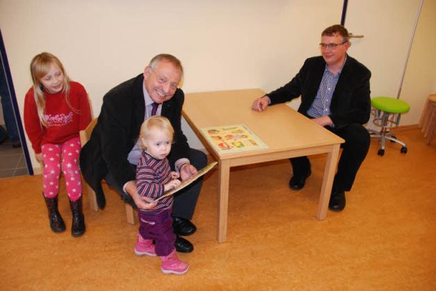 Probesitzen: Bürgermeister Walter Schulz mit Julia (li.) und Sophia sowie Architekt Ralf Momsen.  