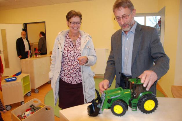 Passendes Spielzeug auch für Kinder aus Landgemeinden: Bürgermeister Manfred Boll mit Kita-Leiterin Susanne Lindemann.