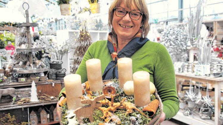 Inken Miersen vom Pflanzen- und Blumenmarkt Rahlf präsentiert ein Beispiel für individuell gefertigte Adventsgestecke. 