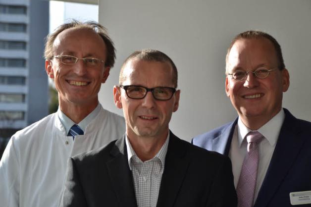 Haben das Projekt „Gemeinsam gesund und erfolgreich“ maßgeblich begleitet (v. l.): Prof. Dr. Matthias Köhler (Ärztlicher Direktor der Helios Rehaklinik), Dr. Matthias Grünhagen (Ärztlicher Leiter des Helios Prevention Center Damp und Studienleiter) und Heiko Pichler (Klinikgeschäftsführer der Rehaklinik Damp und Betriebliches Gesundheitsmanagement-Regionalbeauftragter). Haben das Projekt „Gemeinsam gesund und erfolgreich“ maßgeblich begleitet (v. l.): Prof. Dr. Matthias Köhler (Ärztlicher Direktor der Helios Rehaklinik), Dr. Matthias Grünhagen (Ärztlicher Leiter des Helios Prevention Center Damp und Studienleiter) und Heiko Pichler (Klinikgeschäftsführer der Rehaklinik Damp und Betriebliches Gesundheitsmanagement-Regionalbeauftragter).