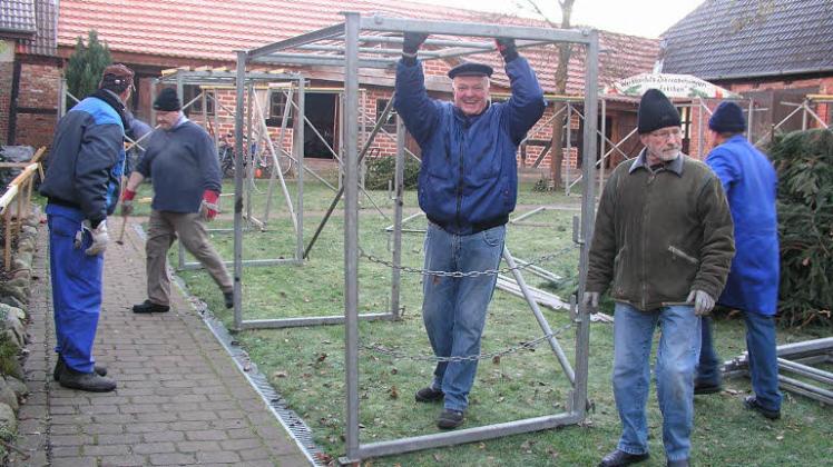 Für den Aufbau der Stände auf dem Pfarrhof werden fleißige Helfer benötigt. Vielleicht ist auch Jürgen Schwießelmann (Mitte) wieder dabei. 