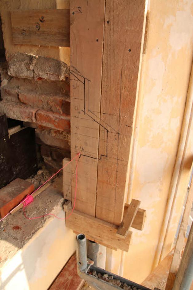 Eine Skizze hilft den Handwerkern dabei, die Form der Wand originalgetreu zu rekonstruieren. Eine Skizze hilft den Handwerkern dabei, die Form der Wand originalgetreu zu rekonstruieren.