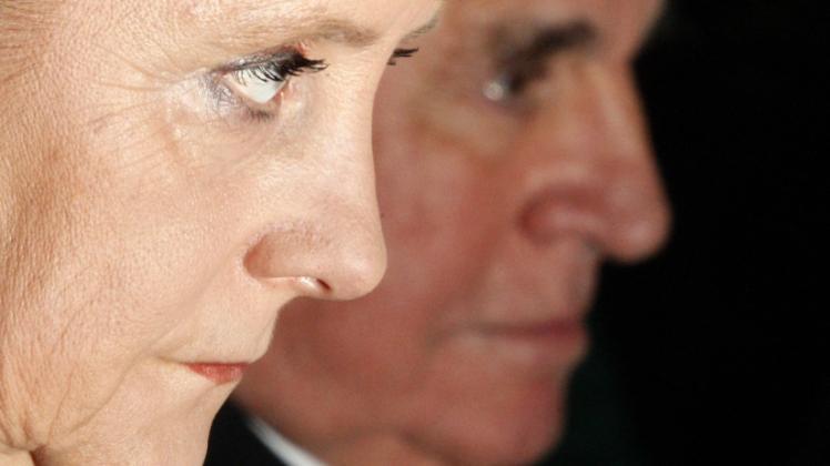 Eine schwierige Beziehung: Angela Merkel und Helmut Kohl, hier beim 60. Geburtstag der Kanzlerin am 17. Juli 2014.  