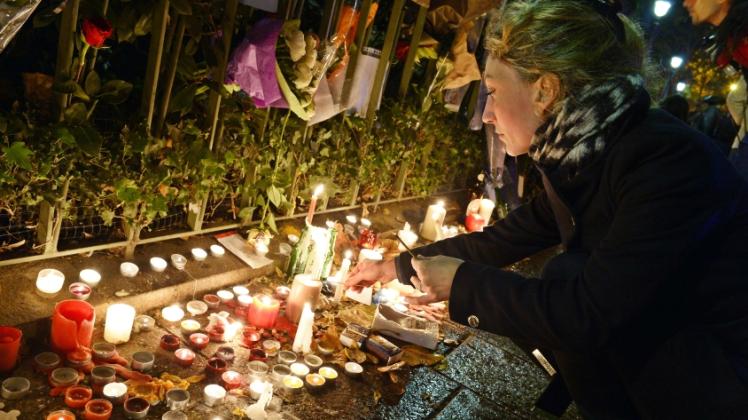 Blumen, Kerzen, Briefe: Einwohner von Paris trauern vor der Konzerthalle „Bataclan“, einem der Anschlagsziele der Terroristen.  