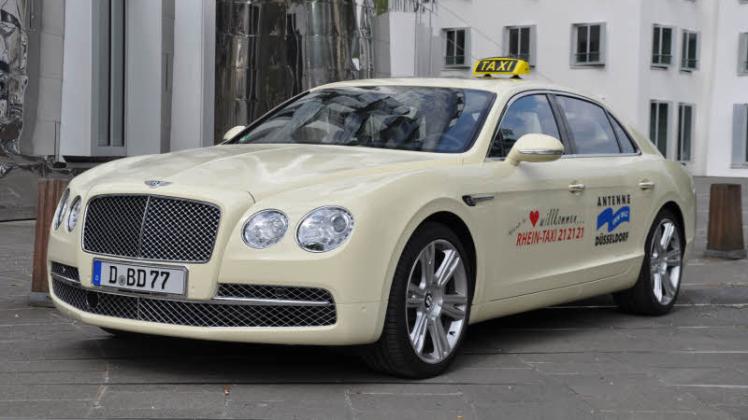 Hier würde wohl jeder gern mitfahren: Taxigäste haben das Recht, ein Fahrzeug ihrer Wahl zu besteigen und müssen nicht das Auto auf Platz eins in der Schlange nehmen – einen Bentley wie hier in Düsseldorf werden sie aber in aller Regel lange suchen.