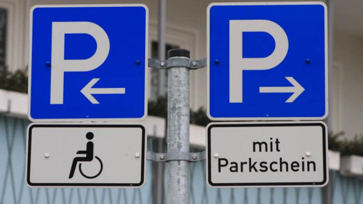 Nur mit dem Original-Behindertenausweis darf links geparkt werden. Rechts ist ein Parkschein deutlich sichtbar zu platzieren.