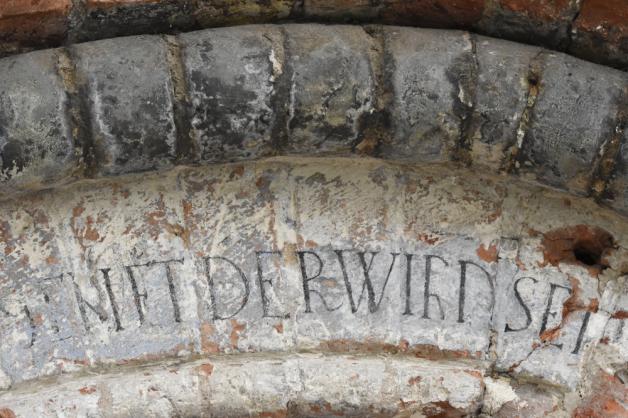 Der freigelegte Schriftzug über dem Kirchtor. Der freigelegte Schriftzug über dem Kirchtor.