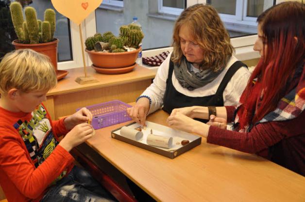 Acht Wochen lang gehörte der Dienstagnachmittag drei Stunden lang Eltern und Kindern. Diesmal baute Carola Ziehm (2. v. r.) mit ihrem Sohn Maximilian einen Murmelparcours. Schwester Vanessa half. Acht Wochen lang gehörte der Dienstagnachmittag drei Stunden lang Eltern und Kindern. Diesmal baute Carola Ziehm (2. v. r.) mit ihrem Sohn Maximilian einen Murmelparcours. Schwester Vanessa half.