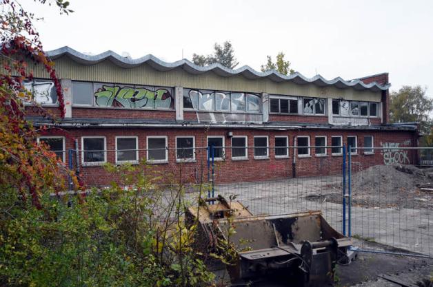 Die Abrissarbeiten an der Lankower Schwimmhalle ruhen. Das Gebäude soll zu Wohnungen umgebaut werden. Die Abrissarbeiten an der Lankower Schwimmhalle ruhen. Das Gebäude soll zu Wohnungen umgebaut werden.