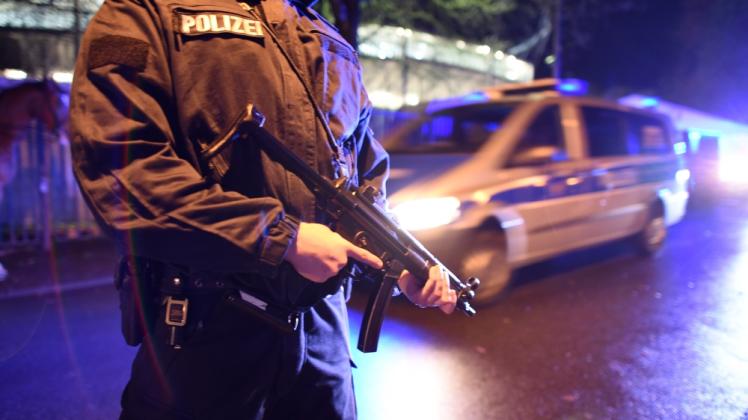 Gewöhnungsbedürftiges Bild: Die Polizeipräsenz rund um die Bundesliga-Stadien wird erhöht, auch Beamte mit Maschinengewehren werden im Einsatz sein.  