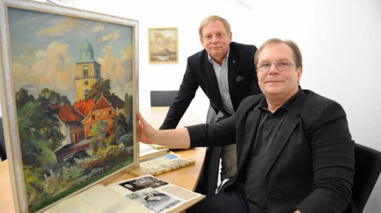 Ulrich Apel (55, rechts) und sein Bruder Erich Paul Apel (57) sind die Enkel des langjährigen Courier-Lokalchefs Paul Sieck. Zum Nachlass ihres Großvaters gehört auch Rudolf Stellings bekanntes Gemälde der Vicelinkirche. Sieck und Stelling waren enge Freunde. 