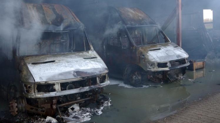 Die Fahrzeuge, die unter einem Schleppdach am Hauptgebäude auf dem Firmengelände abgestellt waren, wurden ein Opfer der Flammen. 