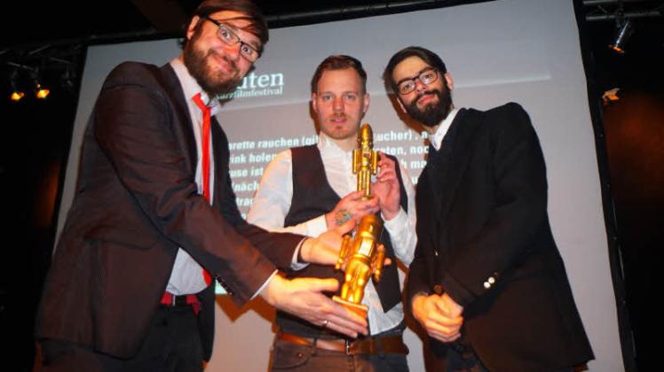Organisator Bernardy (l.) und die Abräumer des Vorjahrs: Die Band Trouble Orchestra gewann die Goldenen Nussknacker für den besten Film, die beste Idee und den Publikumspreis.  