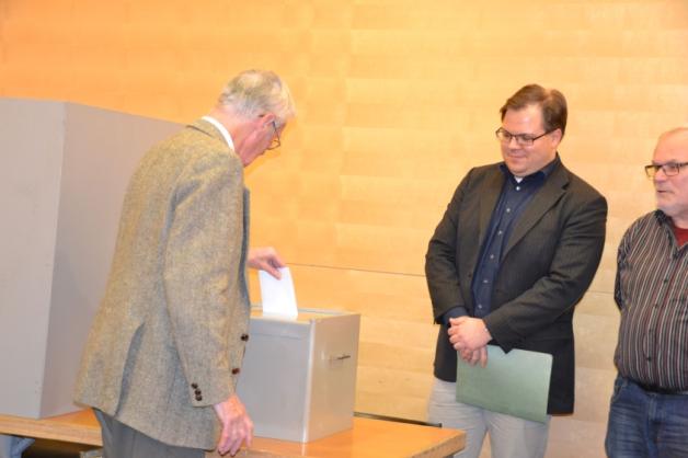 Dietrich Anders (l.) gab unter Aufsicht von Wahlkommissions-Sprecher Nicolai Overbeck als Zweiter seine Stimme ab.