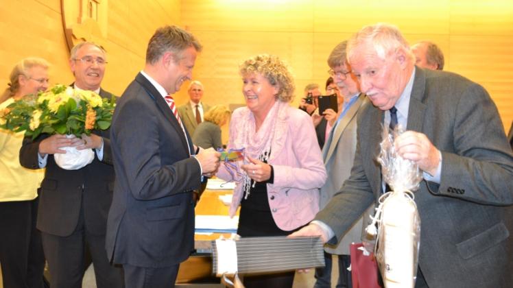 Heike Beukelmann (Mitte, CDU) war eine der ersten, die dem wiedergewählten Landrat Oliver Stolz gratulierten.  
