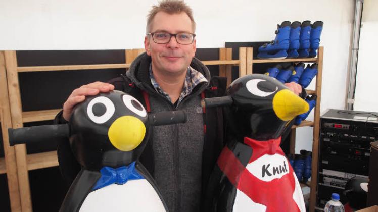 Zusammen mit den „Pinguinen“ Manuela und Knut erwartet Henning Haarhaus die ersten Gäste.  