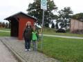 Andrea Schulz mit Sohn Lennard an der Halte, wo täglich der Schulbus hält.